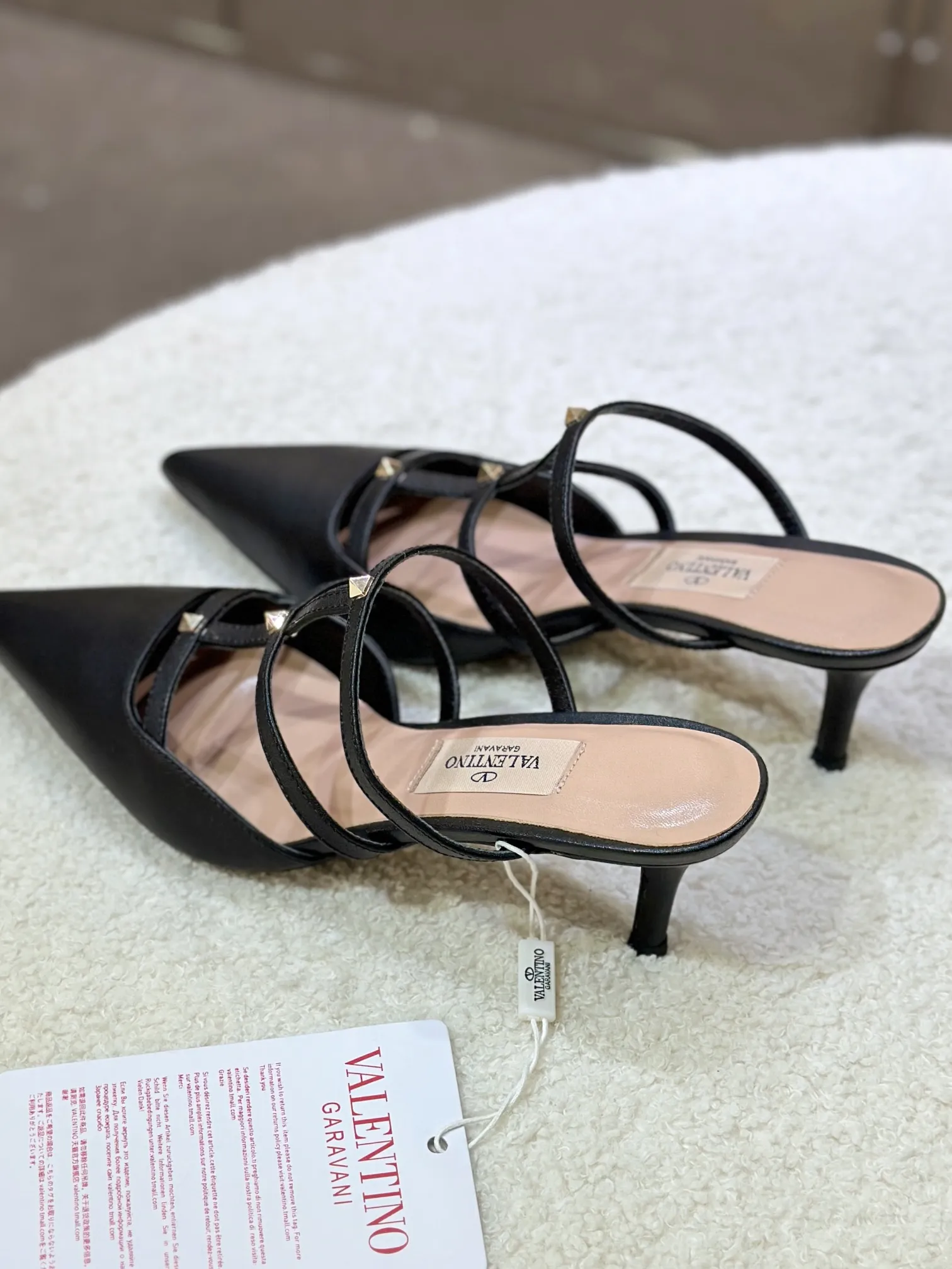👟👟Ex-factory price 540👟👟 🛒 VALENTINO 2024 latest ROCKSTUD rivet decorated three-strap back hollow sandals🔥🔥🔥 🕳️🕳️🕳️ ●━━━━━━─────────✔Exclusive original 1-1 development, no product without original version (made entirely of genuine leather🉑️Shop around) 〰 ɪɴѓᴏʀᴍᴀᴛɪᴏɴ 〰 Buckle: Pyramid rivet 0.5X0.5 hardware Material: calfskin + pyramid rivets Lining: full-grain sheepskin Outsole: Italian through-dyed cowhide Midsole: Italian original craft material Process: computer stitching, machine shaping Heel height: 6.0cm Color: black, off-white, apricot powder Ready stock code: 35 36 37 38 39 Ready stock Customized code: 34 40 41 No return or exchange